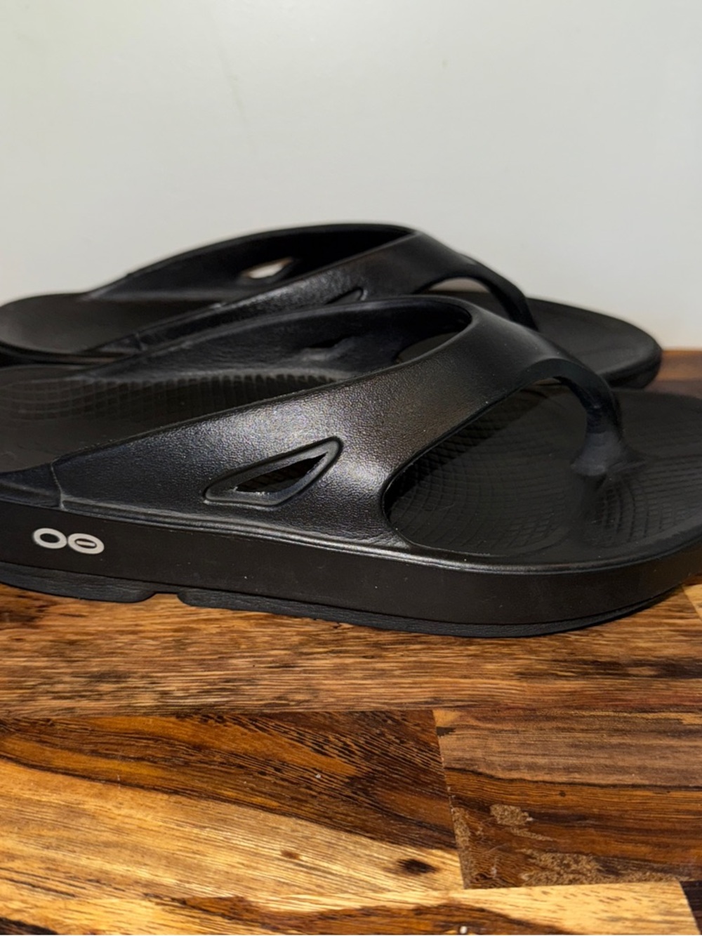 OOFOS Black Recovery Thong Sandals